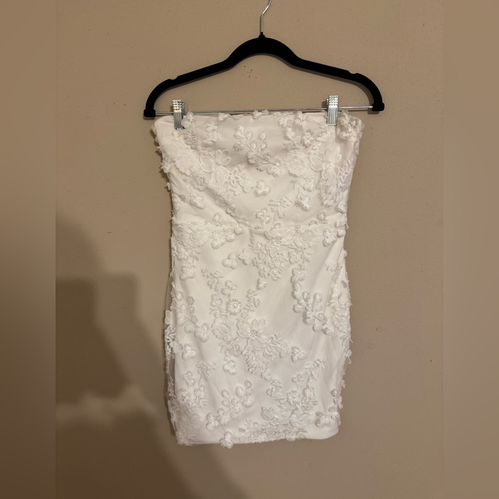 Lena Brand
Size Small
Lena Strapless White Floral Dress